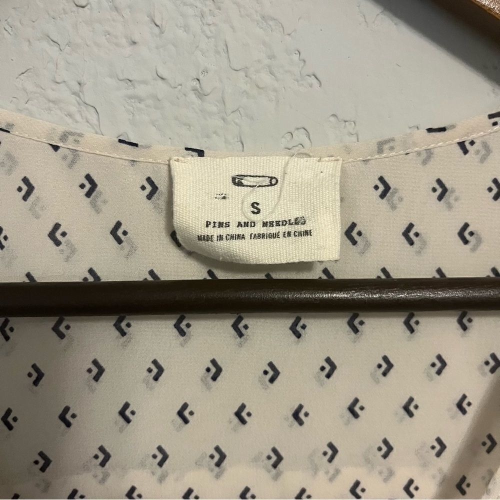 Anthropologie Pins & Needles Cream and Navy Printed Top - Picture 7 of 9